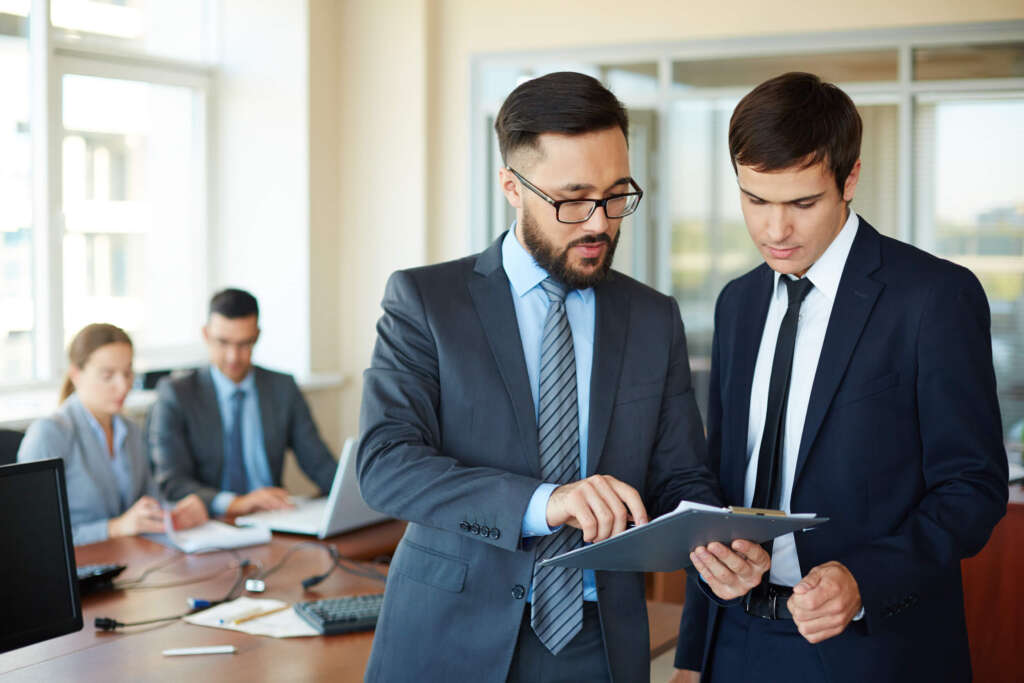 employes meeting and working inside an office
